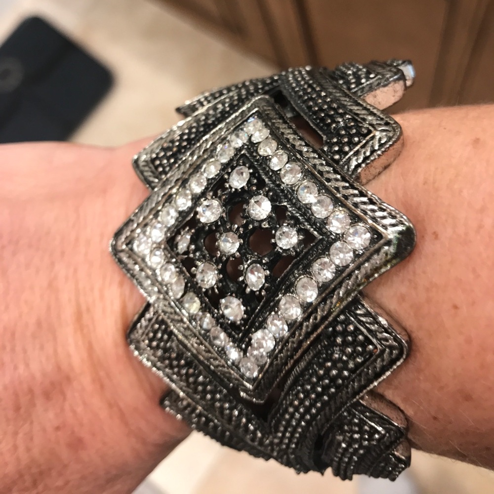 Hinged cuff bracelet